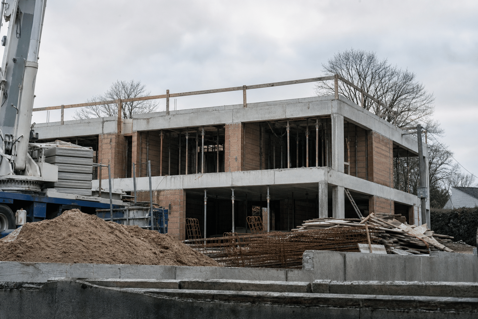 Maison en construction avec murs en brique et béton